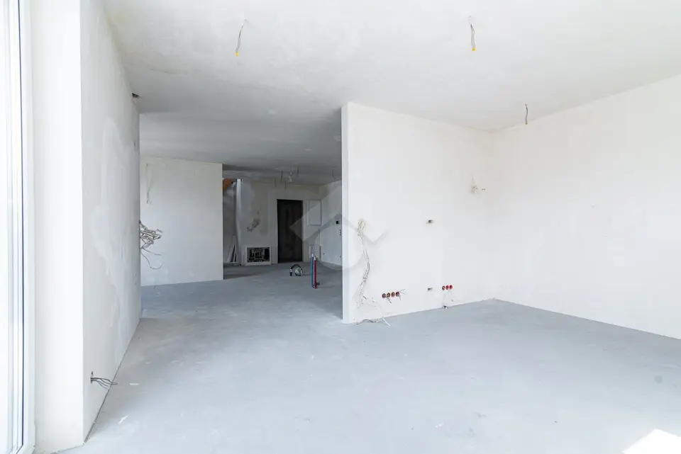 Kraków – Dwupoziomowy apartament z dużym potencjałem aranżacyjnym